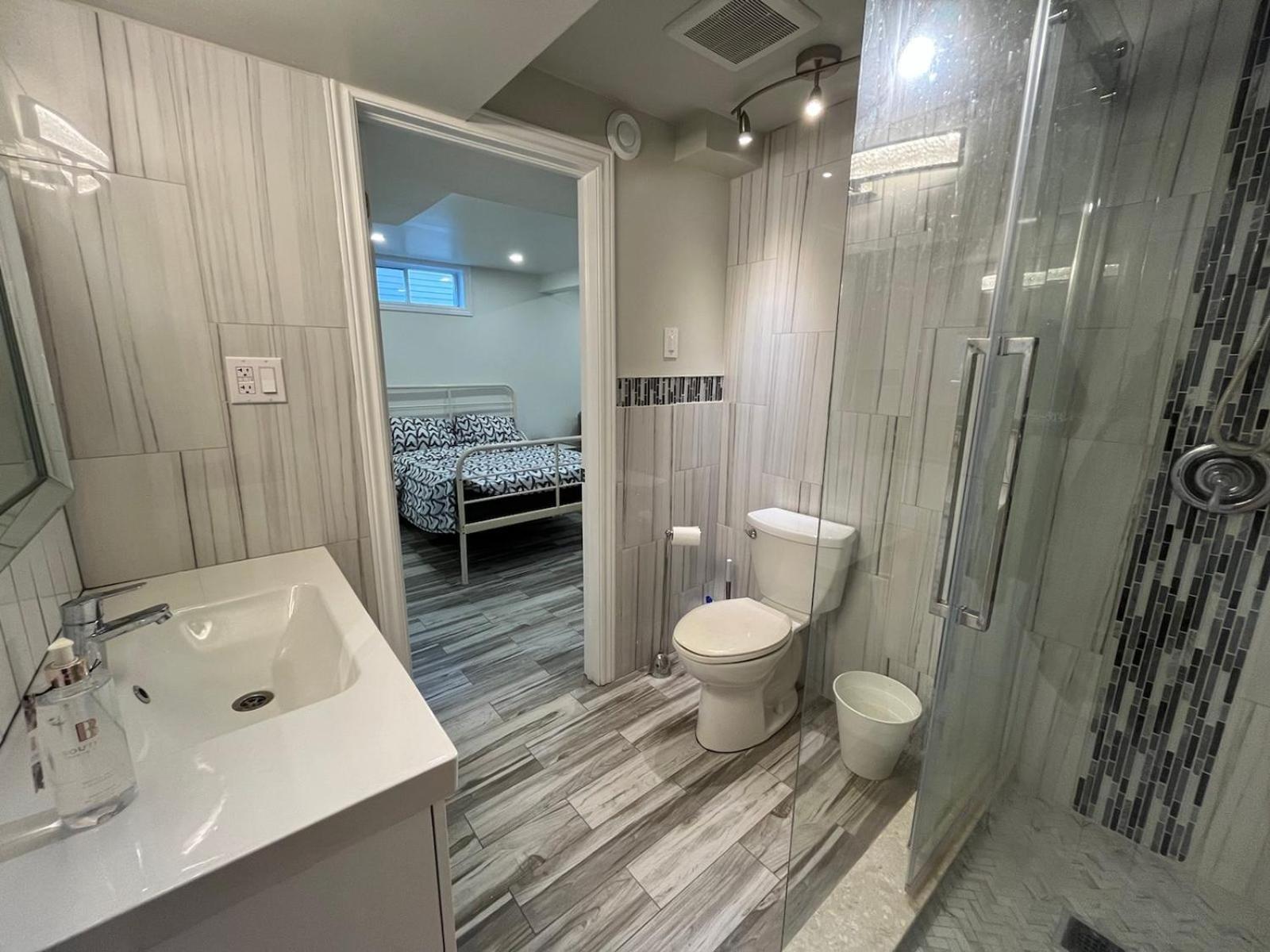 Modern Studio With Kitchenette And Bath Гвелф Екстер'єр фото
