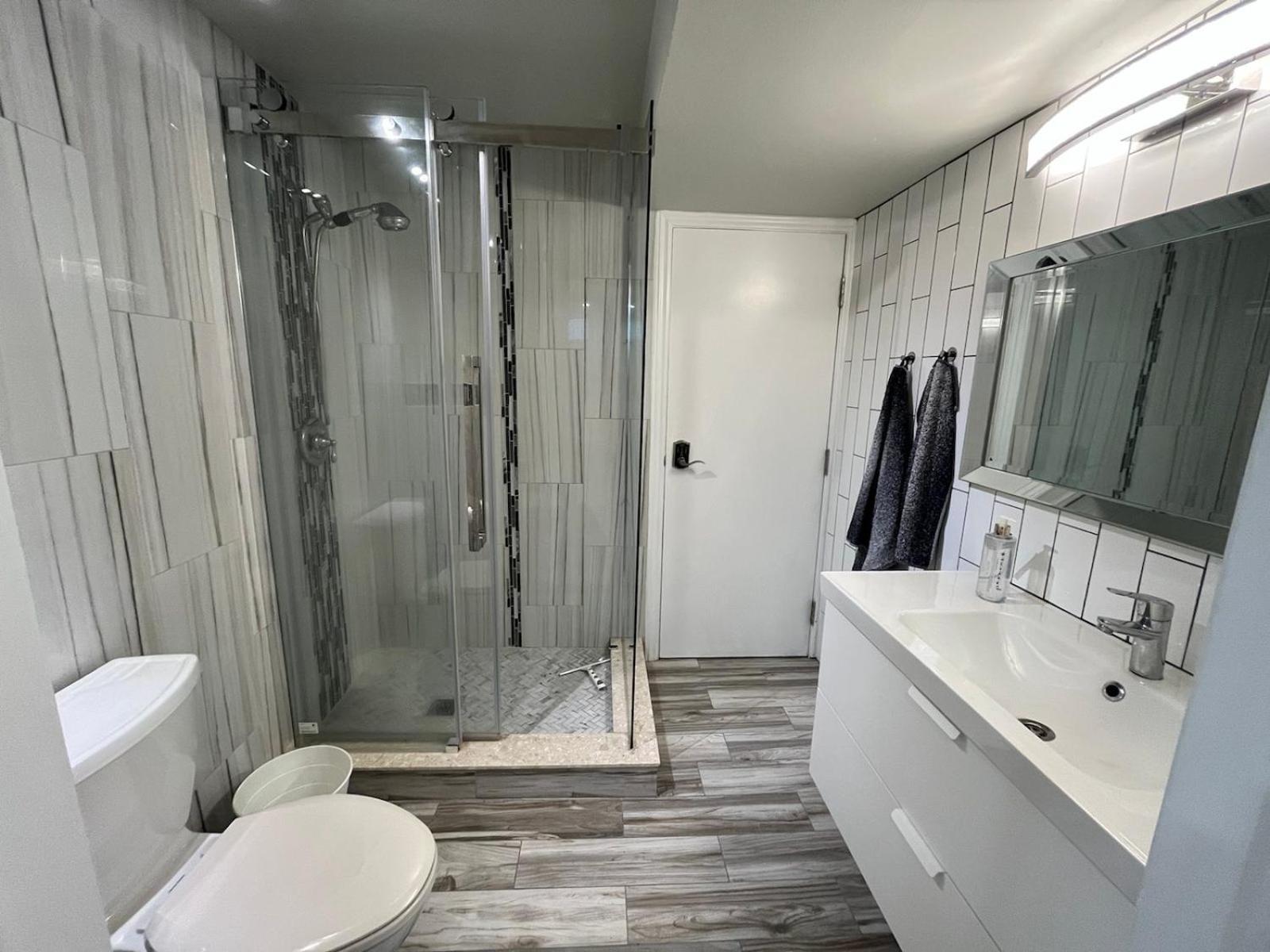 Modern Studio With Kitchenette And Bath Гвелф Екстер'єр фото