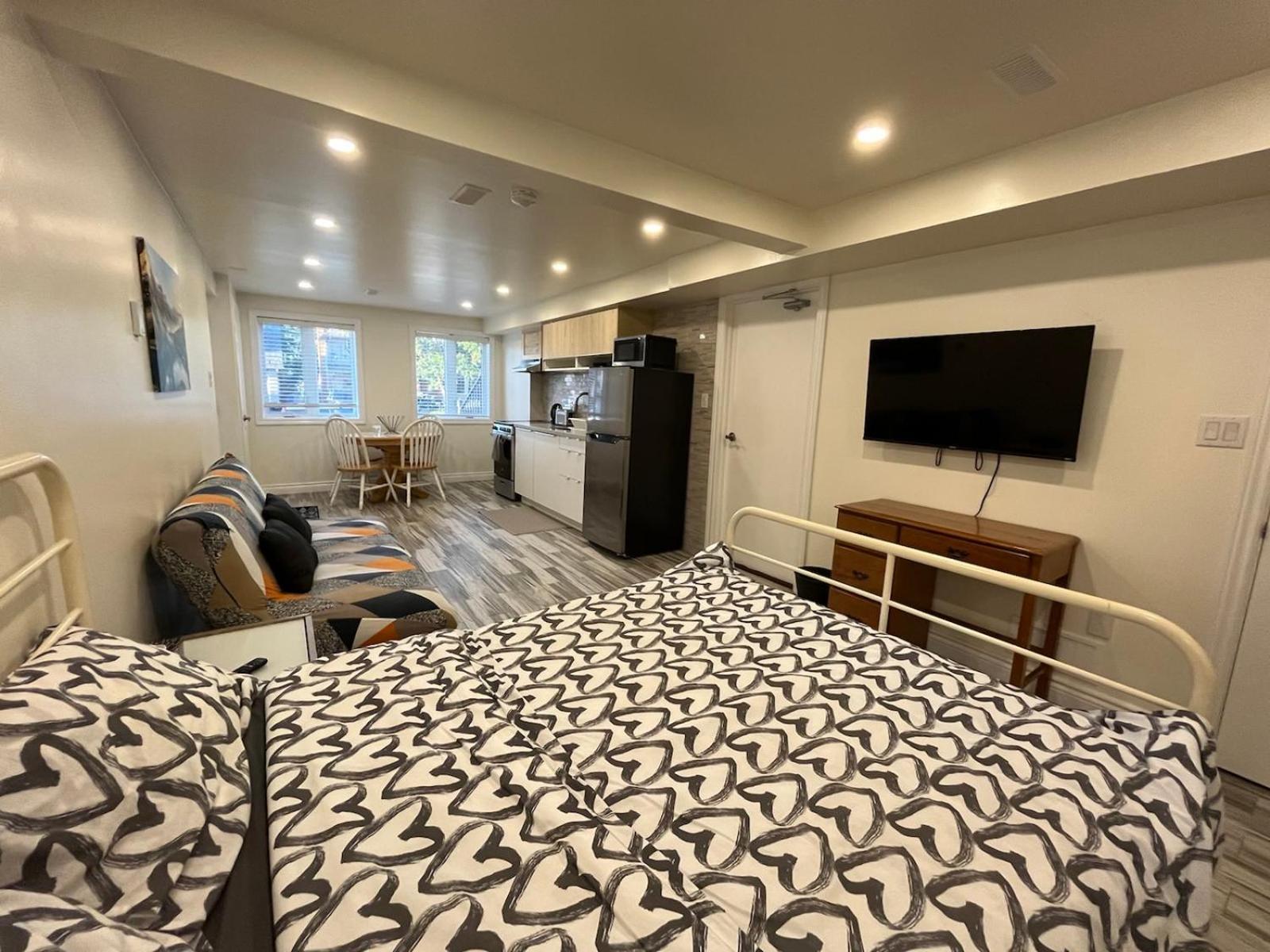 Modern Studio With Kitchenette And Bath Гвелф Екстер'єр фото