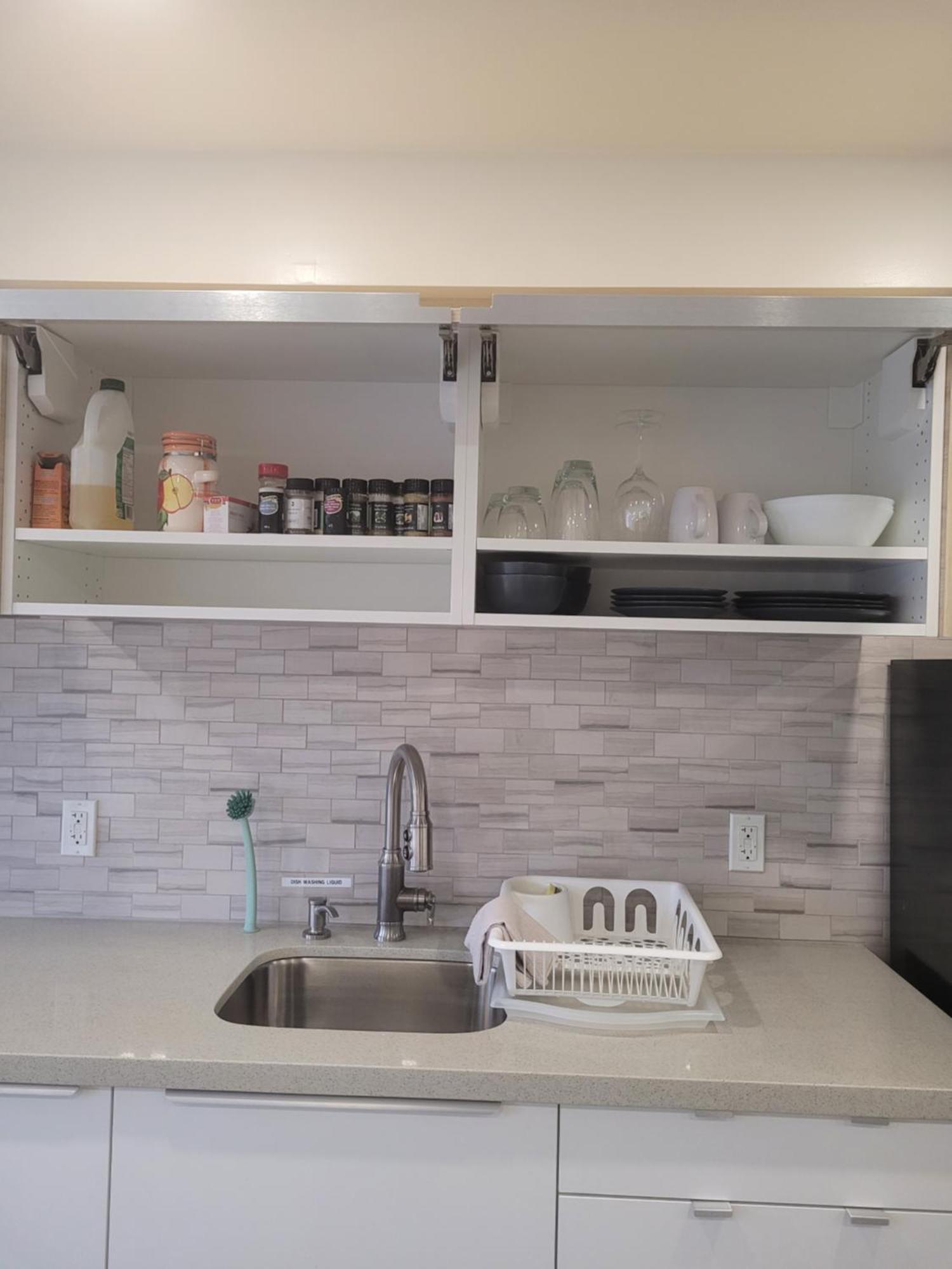 Modern Studio With Kitchenette And Bath Гвелф Екстер'єр фото